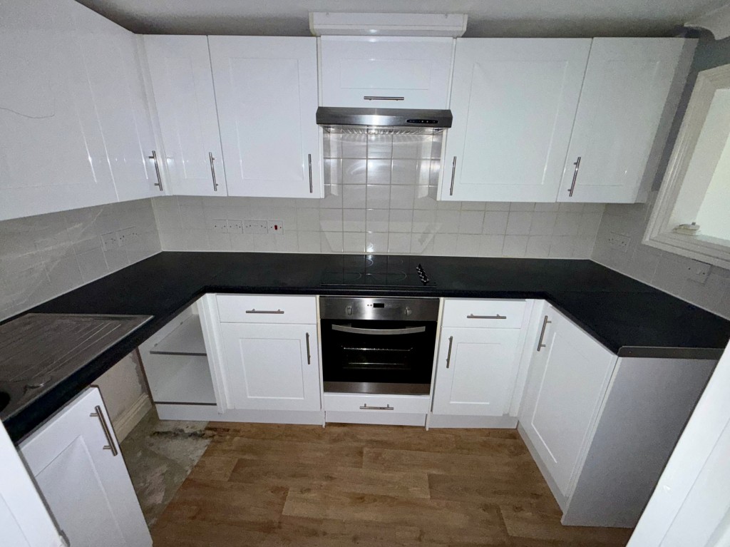 Lot: 74 - MIXED USE INVESTMENT IN TOWN CENTRE - FIVE FLATS AND COMMERCIAL UNIT - 46B East Street - Kitchen